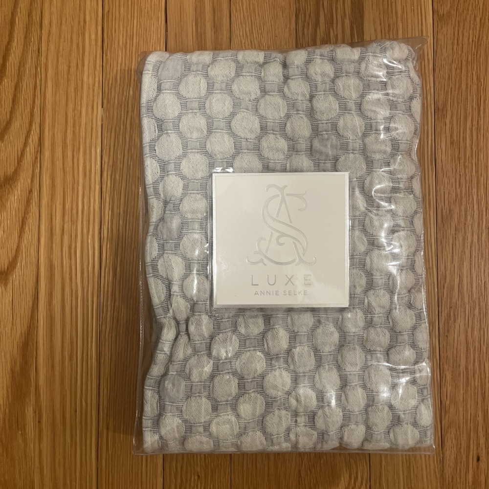 Annie Selke Lodi Design Matelasse Pillow Sham King Size Blue NEW